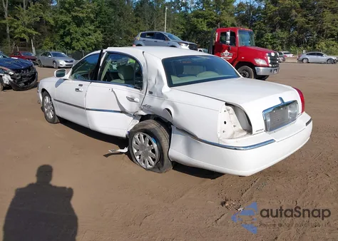 2009 Lincoln Town Car Signature Limited from USA, damaged, VIN 2LNHM82V09X633512